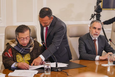 Ministro de Defensa, Pedro Sánchez, y Gustavo Petro