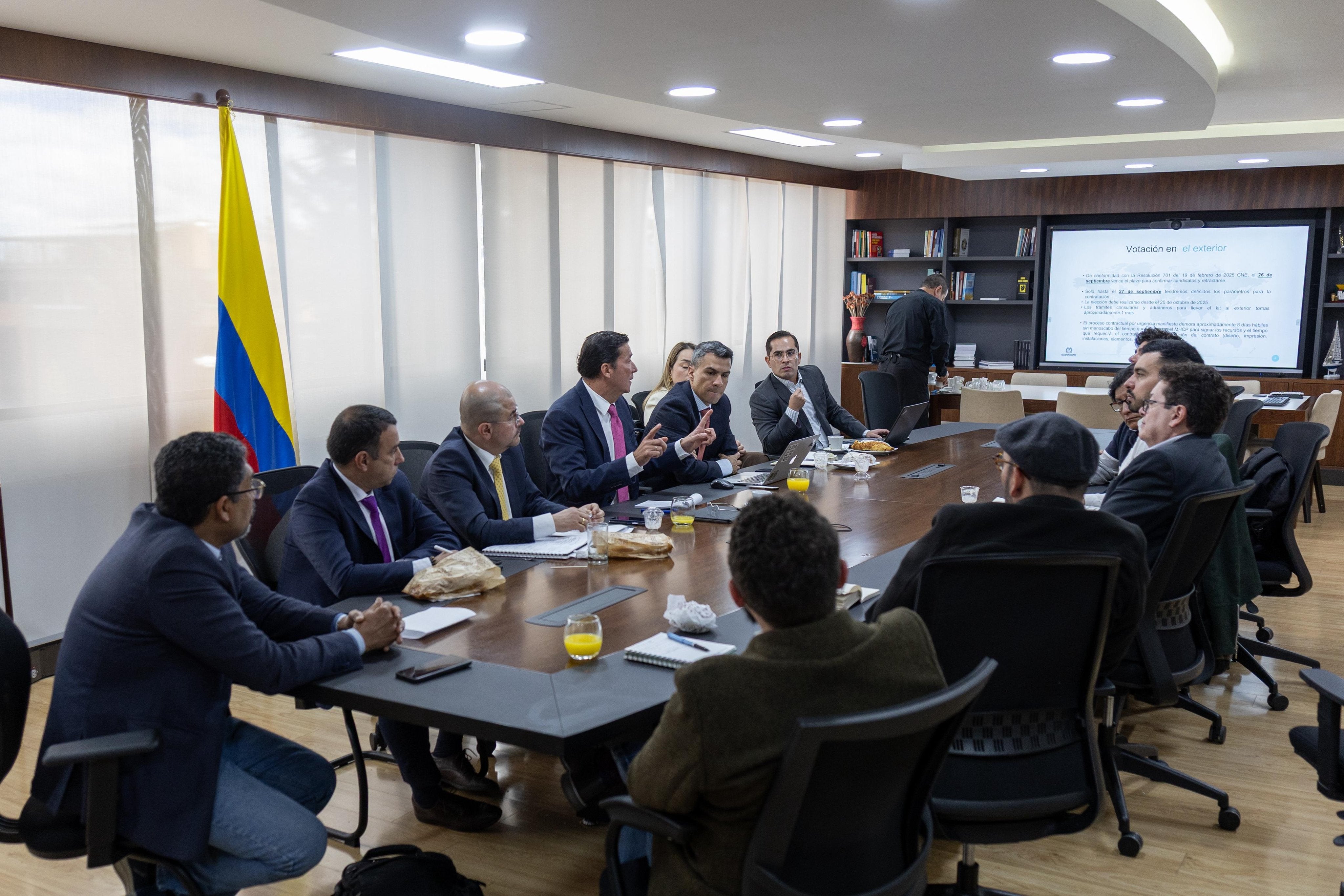Reunión entre el registrador en integrantes del Pacto Histórico
