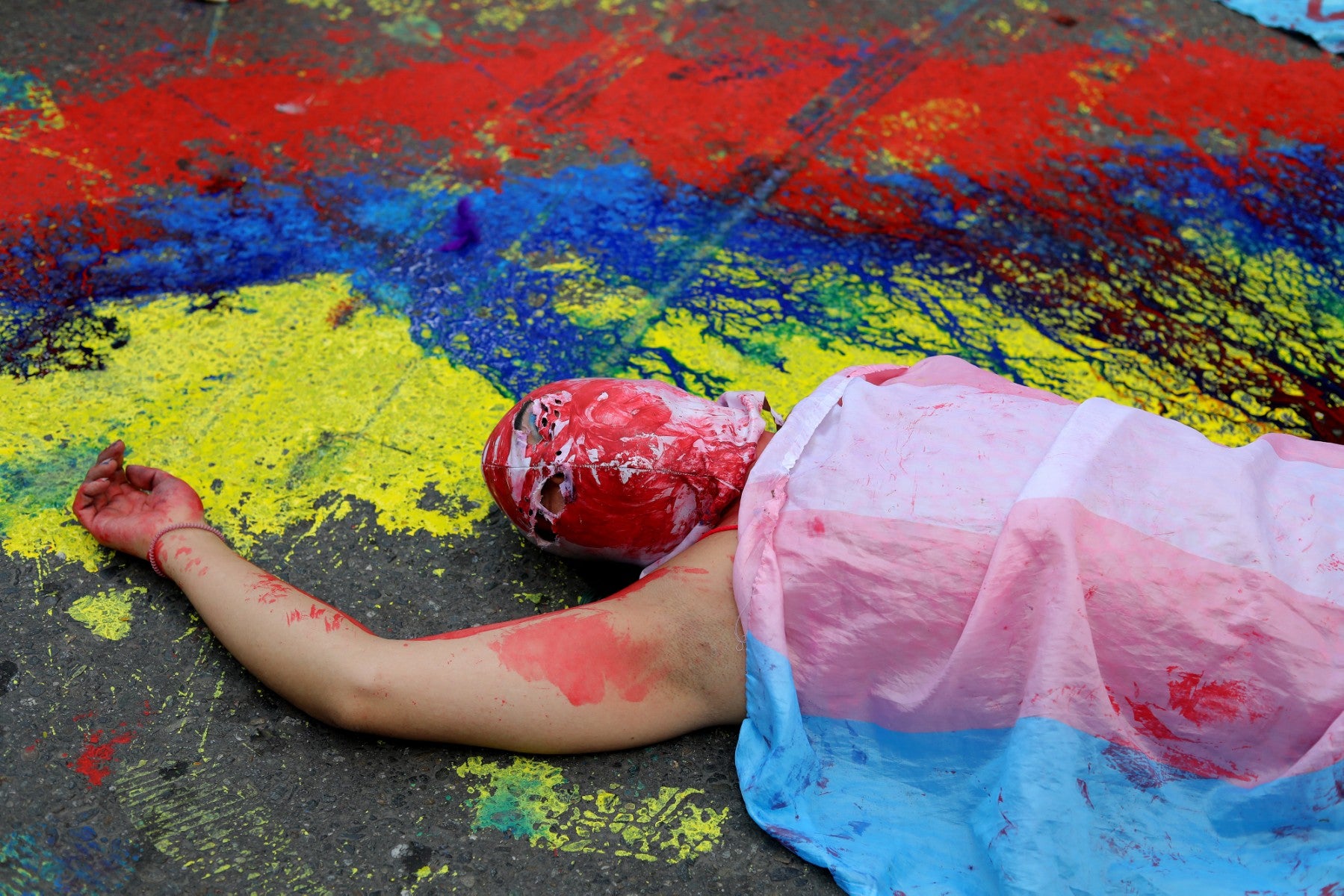 Una persona participa en una presentación artística para rechazar la violencia contra la comunidad trans en Colombia.