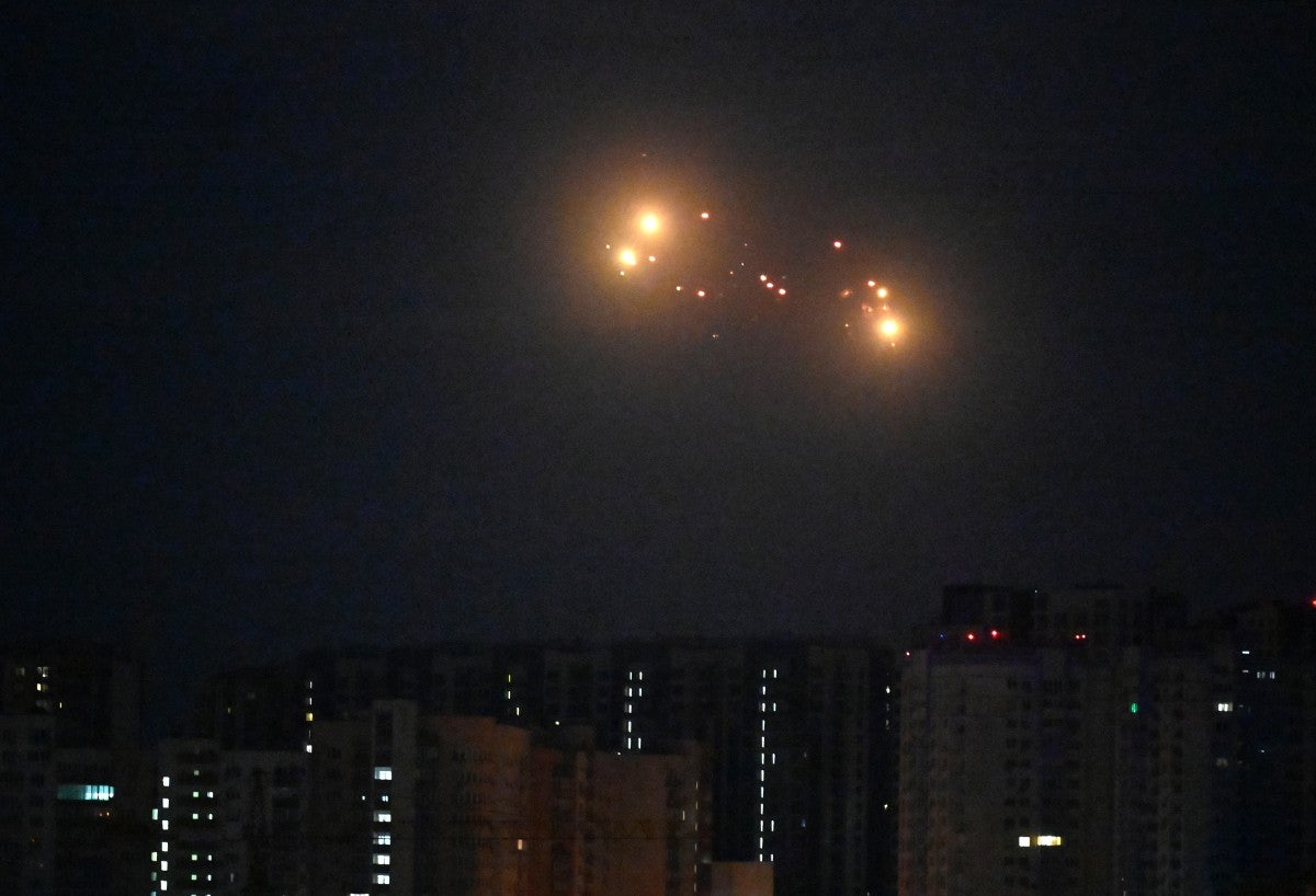 Fotografía del cielo nocturno de Kiev, la capital de Ucrania, iluminado por misiles que Rusia lanzó.
