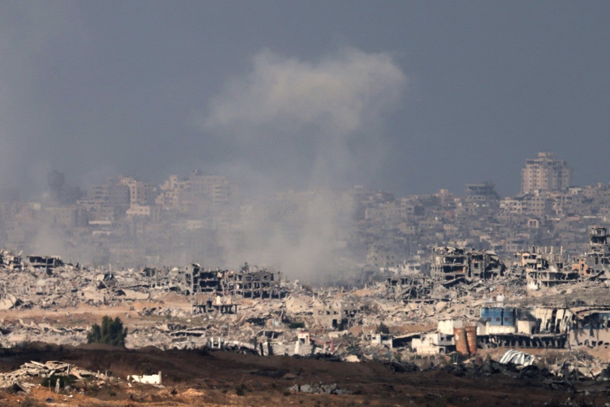 Imagen de una columna de humo saliendo de una zona de Gaza sitiada por Israel.