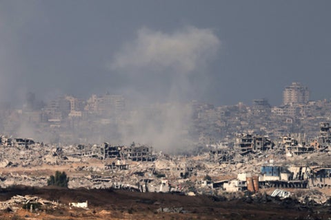 Imagen de una columna de humo saliendo de una zona de Gaza sitiada por Israel.