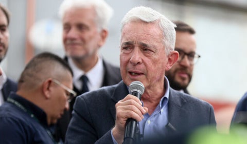 Álvaro Uribe Vélez recibe libertad provisional mientras se analiza fallo condenatorio. Noticia en desarrollo
