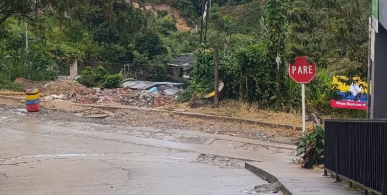 Gobernador de Antioquia denuncia "violación al DIH" tras hallazgo de cilindro con bandera de disidencias frente a un jardín infantil