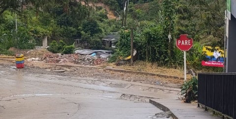 Gobernador de Antioquia denuncia "violación al DIH" tras hallazgo de cilindro con bandera de disidencias frente a un jardín infantil
