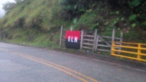 Banderas el ELN en vía Quibdó Medellín