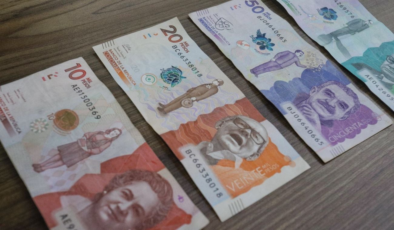 Los cambios solo se hacen con personal autorizado. Evite dejarse ayudar por terceros, pues le pueden entregar billetes falsos