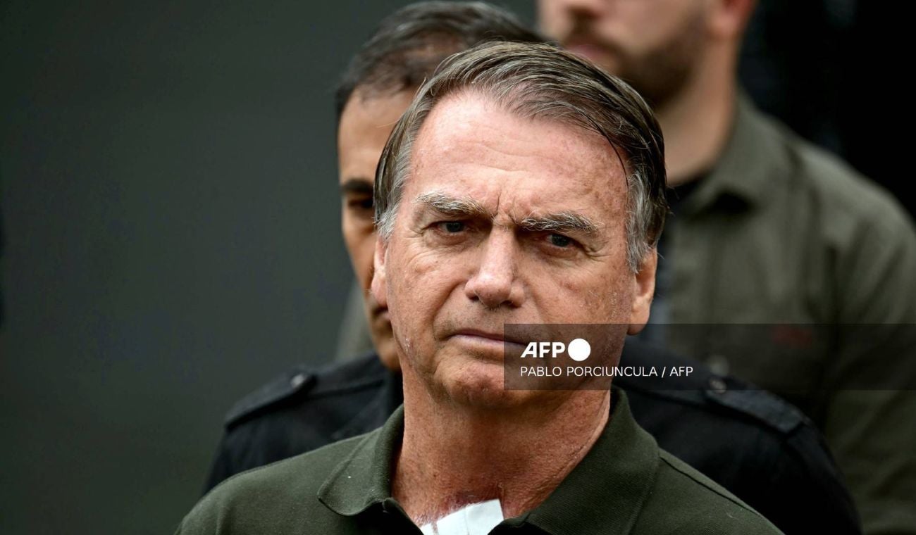Jair Bolsonaro, expresidente brasileño condenado por golpismo, ingresa al hospital tras sentirse mal.
