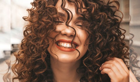 La diversidad étnica en Colombia reflejada en el cuidado del cabello rizado y afro. Descubre los mejores consejos para mantenerlo hidratado y brillante con productos naturales y tecnología innovadora