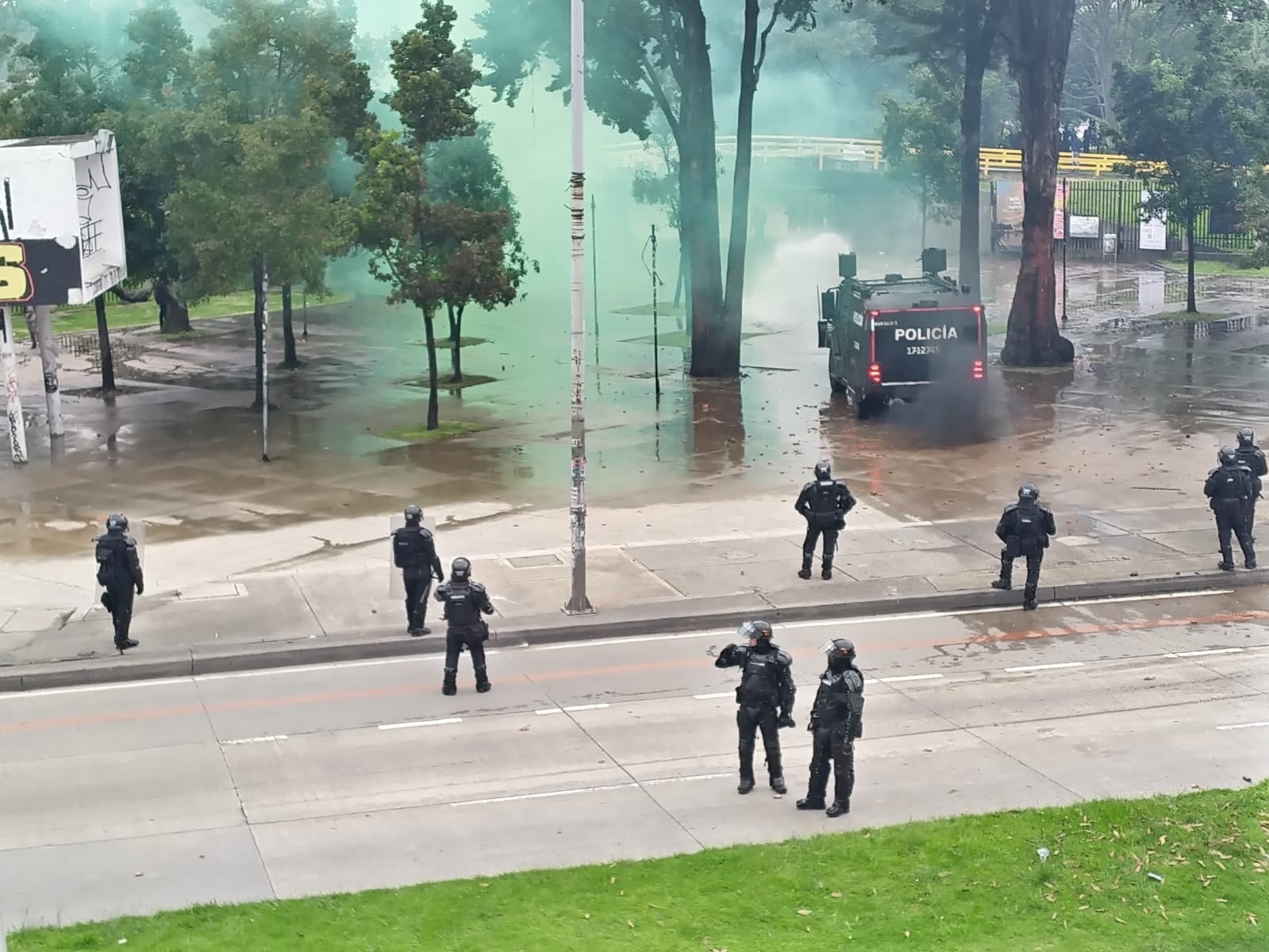 La policia metropolitana de Bogotá controló desmanes de encapuchados