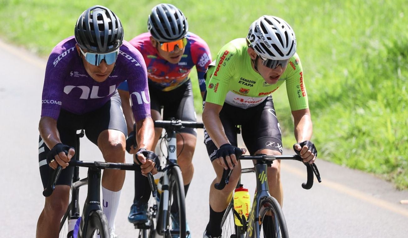 Acciones del Clásico RCN 2025: Team Medellín controla la carrera en etapa llana hacia Buga, Valle del Cauca. Velocistas luchan por escapar en los 135,9 km.