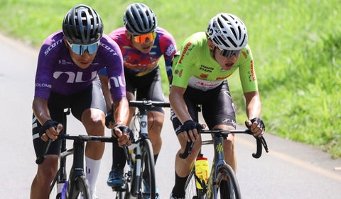 Acciones del Clásico RCN 2025: Team Medellín controla la carrera en etapa llana hacia Buga, Valle del Cauca. Velocistas luchan por escapar en los 135,9 km.