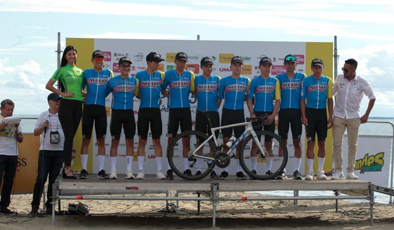 Presentación oficial de equipos del Clásico RCN Sistecrédito 2025 en Apartadó Antioquia. ¡Preparados para la edición 65 con 18 equipos y 170 ciclistas!