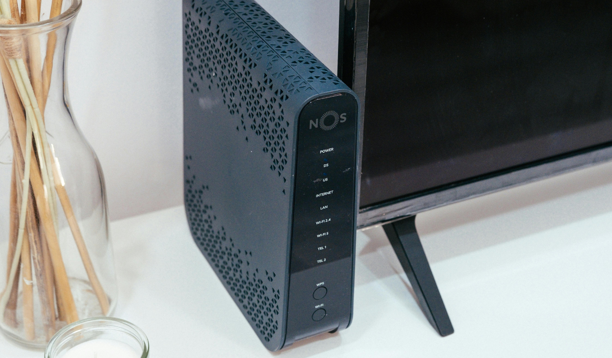 Colocar el router WiFi en espacios abiertos y elevados mejora la cobertura en casa.