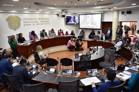 La reforma tributaria de 2025 genera controversia en el Congreso colombiano. Representantes como Andrés Forero y Katherine Miranda expresan preocupación por los nuevos impuestos propuestos.