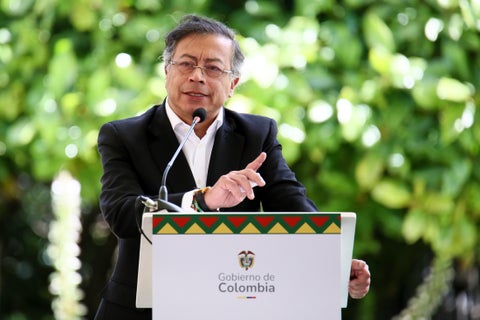 Presidente Gustavo Petro confronta a alcaldes por viaje a Washington para evitar descertificación en lucha antidrogas.