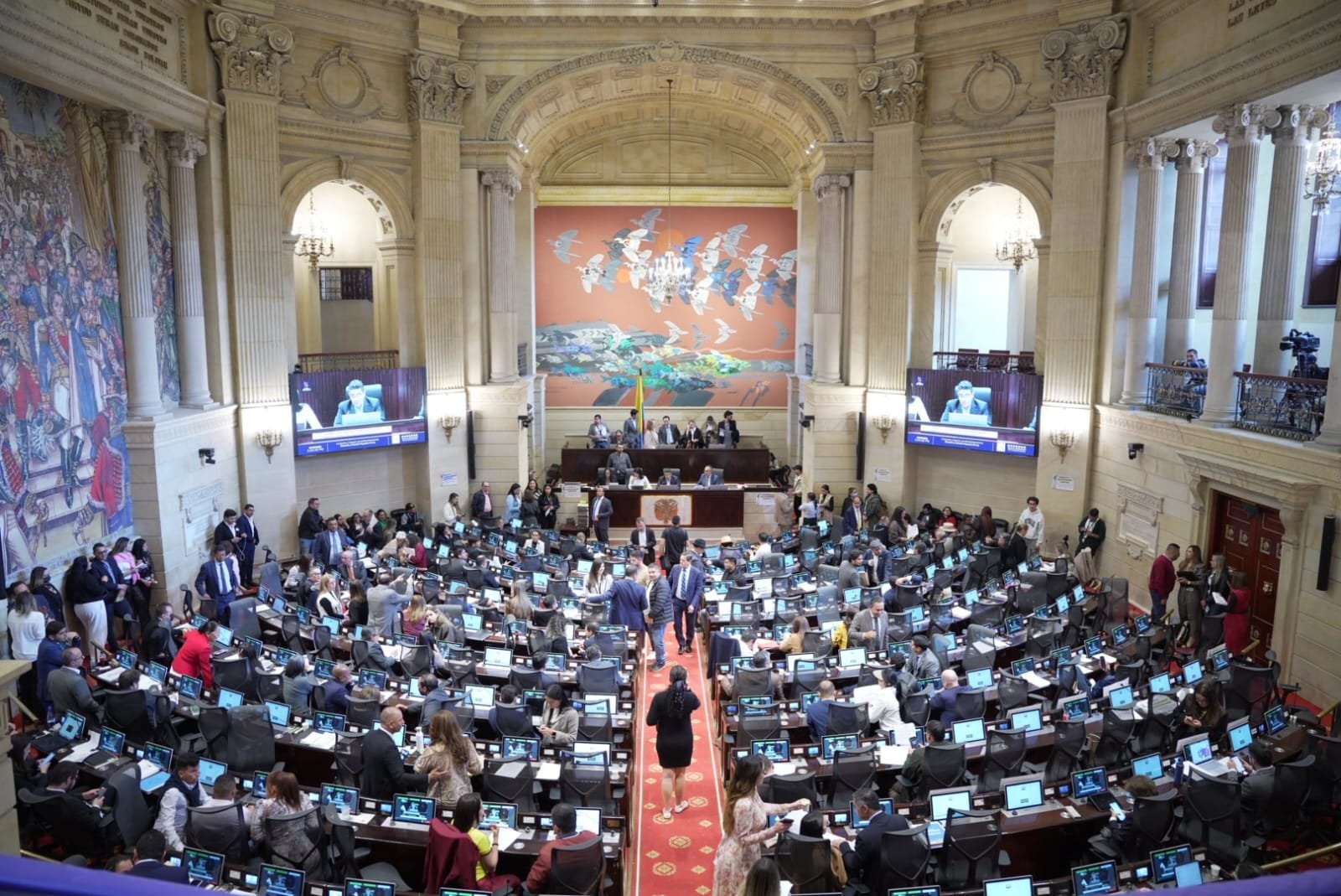 Congresistas recibirán aumento del 7 en 2026 según decreto de Hacienda. Noticia en desarrollo.