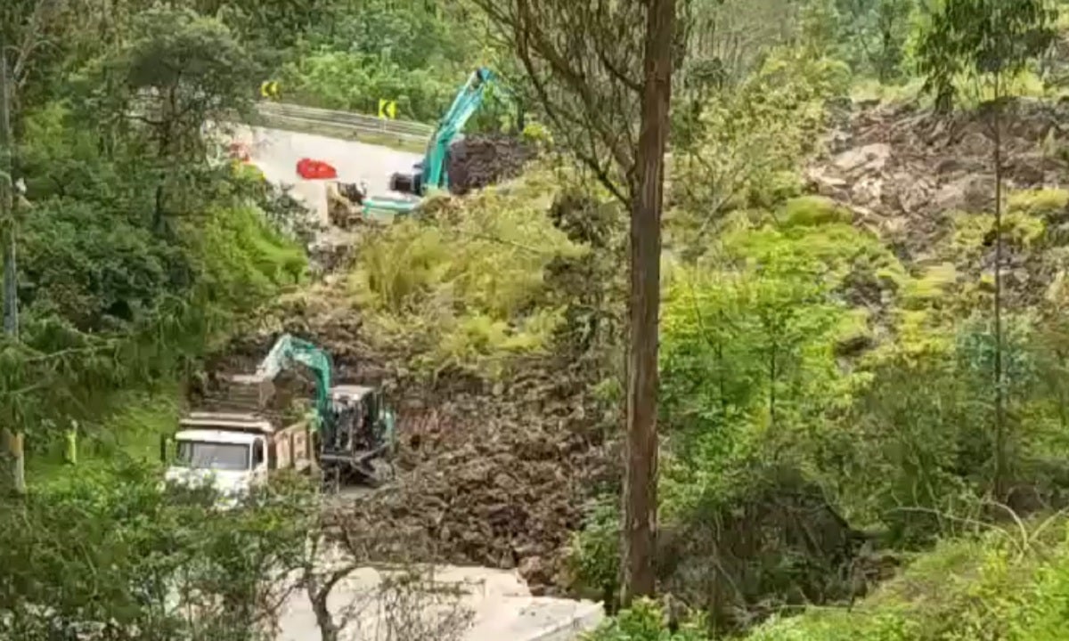 Vía al Llano cerrada