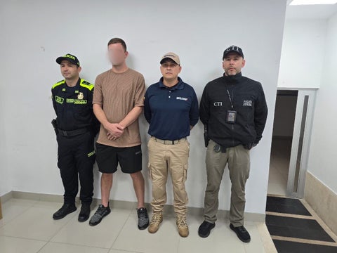 Capturado en Fontibón hombre de 27 años por violento robo a ciudadana tras retirar dinero en entidad bancaria. Autoridades incautan arma de fuego y pertenencias de la víctima.