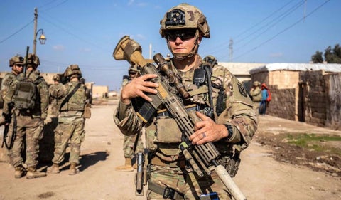 El secretario de Guerra de EE.UU., Pete Hegseth, anuncia nuevas directivas para restaurar el estándar masculino en el Ejército, eliminando soldados gordos y barbudos.