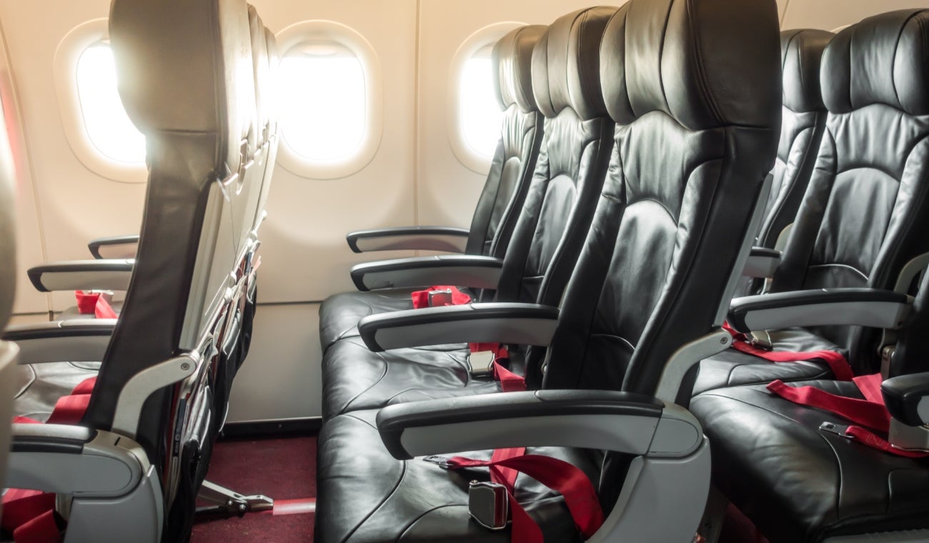 PUESTO DE AVIÓN que ofrece MÁS ESPACIO para LAS PIERNAS