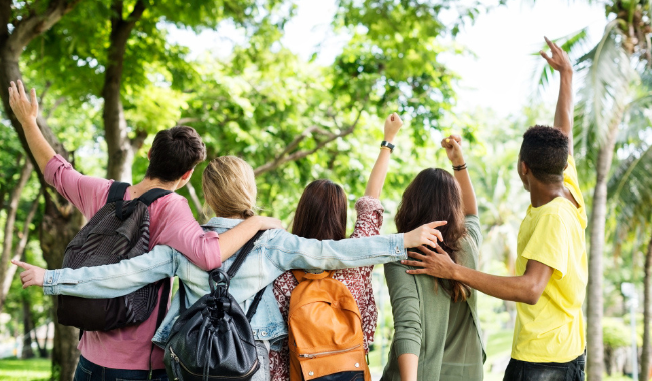 Estudiantes universitarios disfrutan de la semana de receso en Colombia con actividades recreativas y culturales.