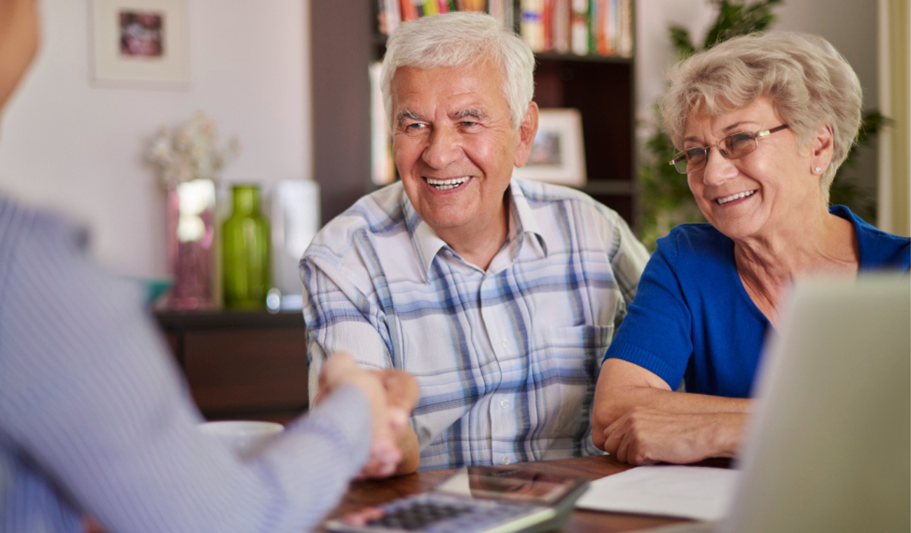 Descubre cómo funcionan los aportes de salud de los pensionados en Colombia. ¿Quiénes pagan menos? ¿Cómo afecta la reforma pensional?