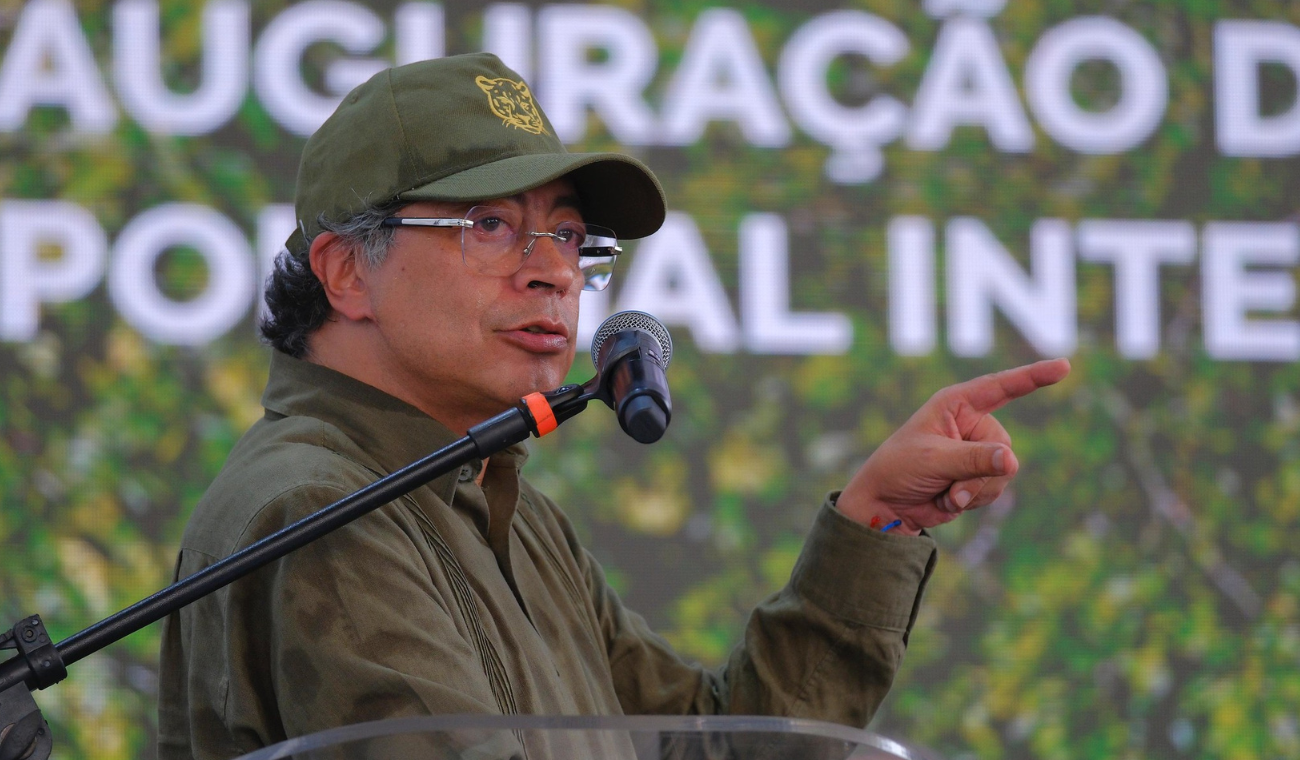 El senador republicano Rick Scott respalda la revocación de la visa a Gustavo Petro. Decisiones firmes del Departamento de Estado en relación a Colombia.
