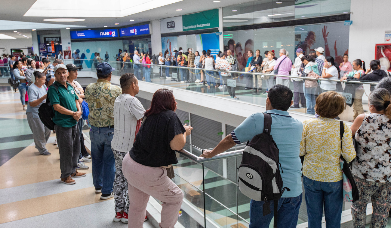 Millones de afiliados en Colombia deberán cambiar de EPS en los próximos meses debido a nuevas medidas de salud. Riesgos en calidad y continuidad de tratamientos.
