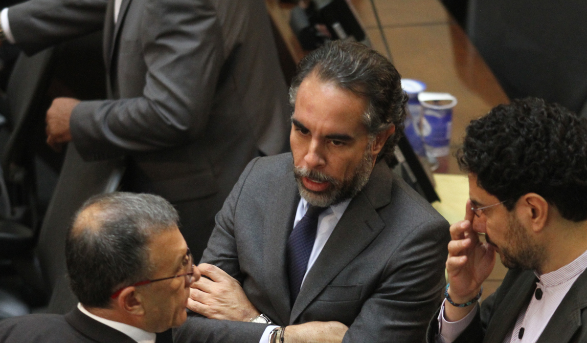Ministro del Interior defiende reforma tributaria y critica a opositores cínicos. Clase media y canasta familiar no serán afectadas.