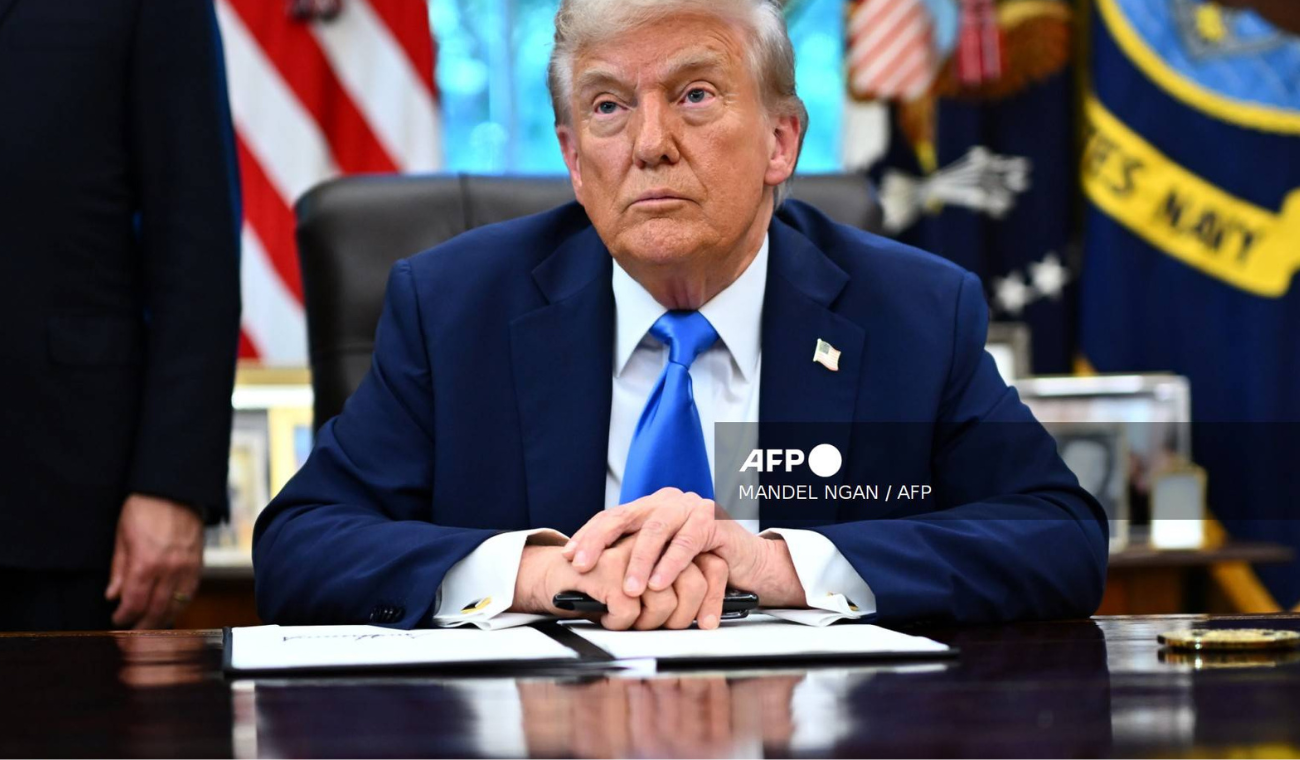 El presidente Donald Trump firma proclamación que exige a empresas estadounidenses pagar 100.000 dólares por trabajador extranjero bajo visas H1B, amenazando competitividad tecnológica.