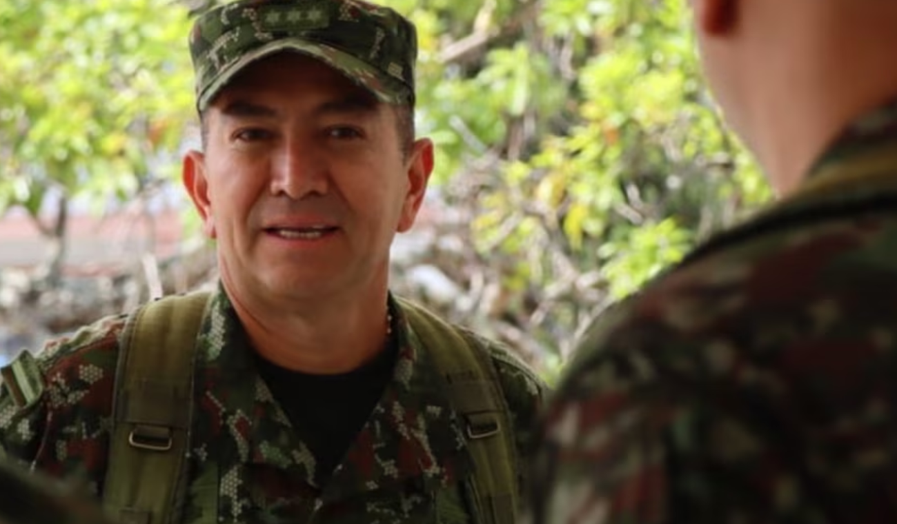 El general retirado Hernando Garzón Rey desmiente acusaciones de narcotráfico y cultivos de coca en entrevista con La FM. Asegura que la información fue manipulada y sacada de contexto.
