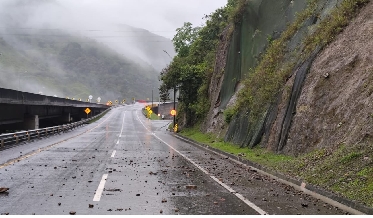 Derrumbe en vía BogotáVillavicencio: autoridades establecen rutas alternas y refuerzan seguridad para garantizar movilidad. Medidas inmediatas ante emergencia.
