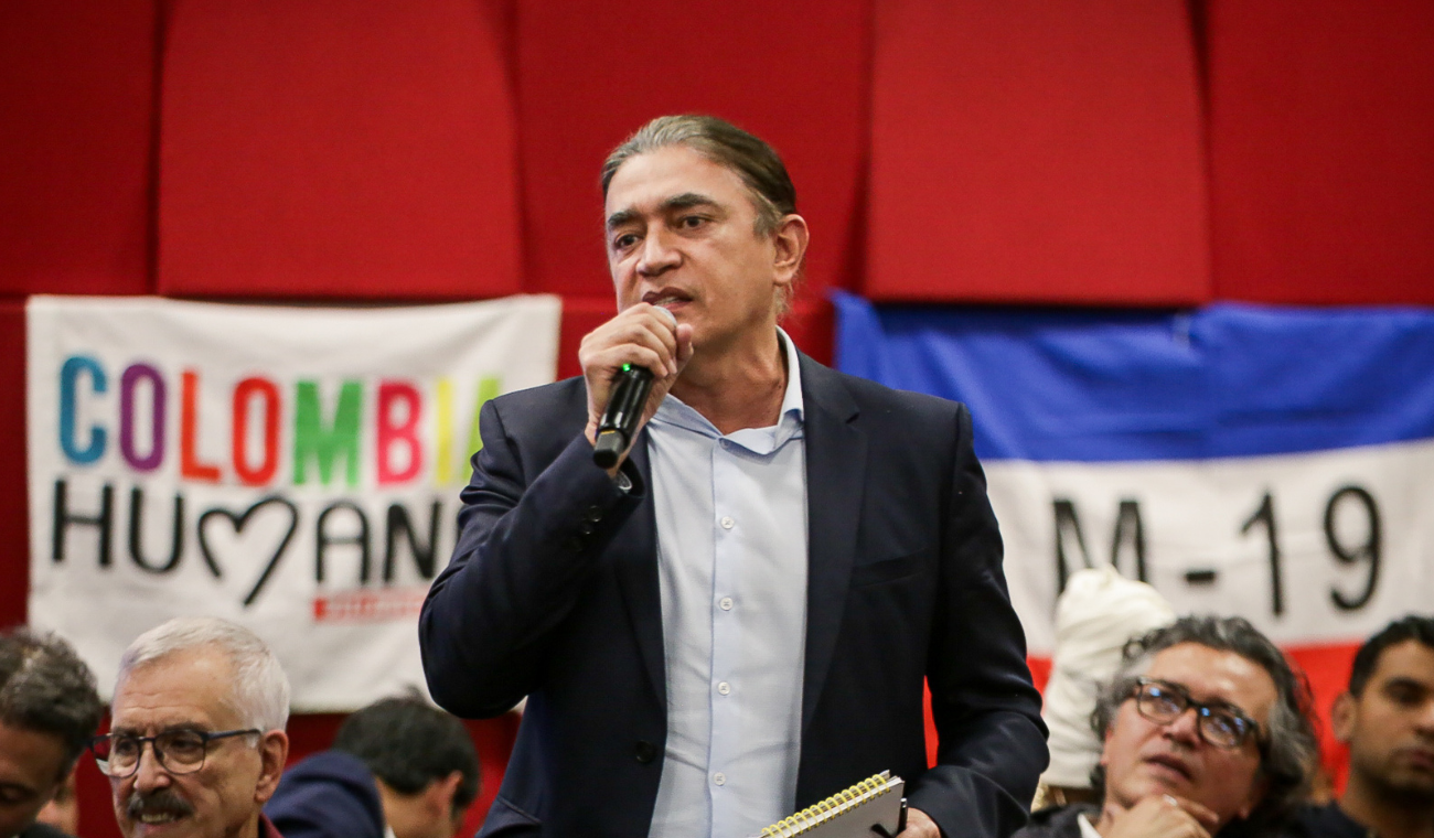 Gustavo Bolívar advierte sobre posibles alianzas de Daniel Quintero con la corrupción. Unión de Carolina Corcho e Iván Cepeda es crucial para el Pacto Histórico.