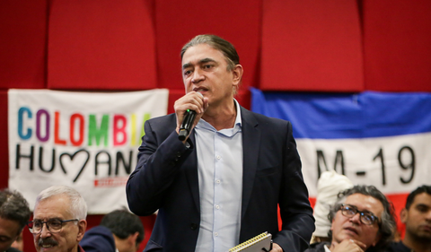 Gustavo Bolívar advierte sobre posibles alianzas de Daniel Quintero con la corrupción. Unión de Carolina Corcho e Iván Cepeda es crucial para el Pacto Histórico.