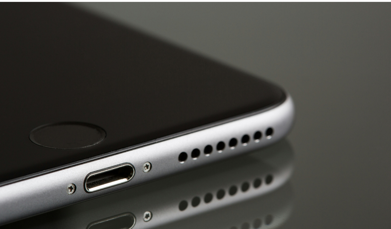 Apple aprovechó el espacio de la bandeja SIM para aumentar la batería en los modelos Pro.