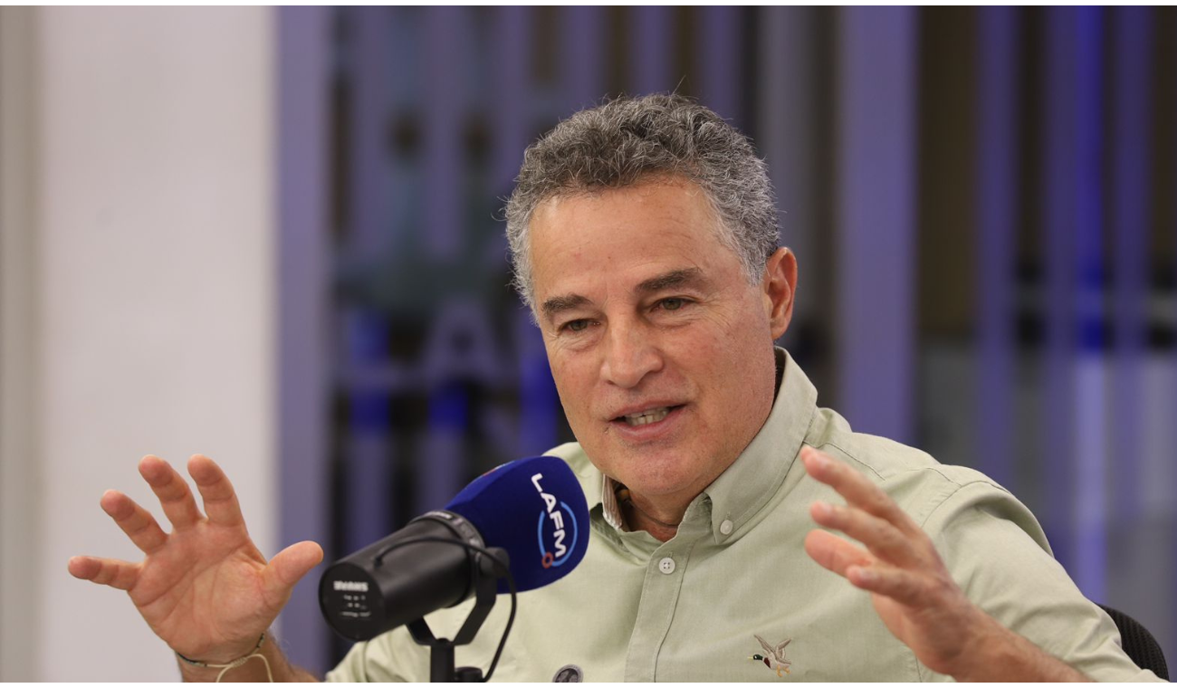 Gaviria propone descentralización real y reforma tributaria regional en su plan presidencial.
