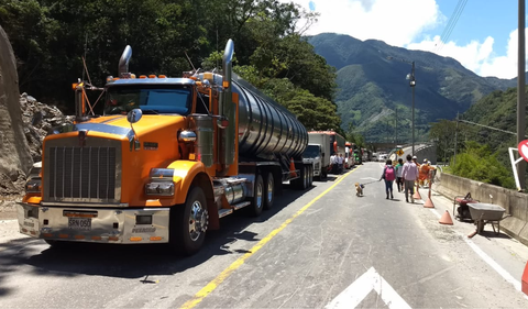 Henry Palma, director de la Cámara de Comercio de Villavicencio, y Juan Carlos, camionero afectado, exponen en La FM el impacto de los cierres en la vía al Llano. Pérdidas diarias ascienden a 50.000 millones de pesos.