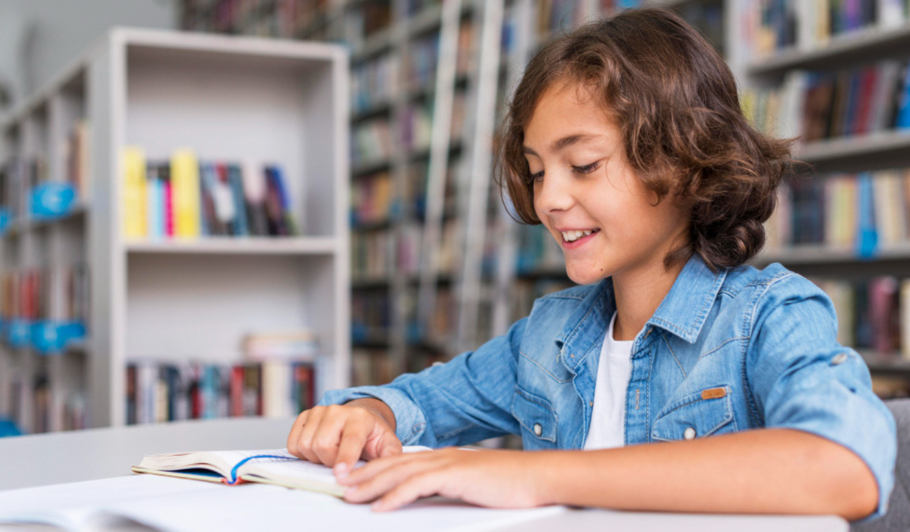 Los juegos de palabras y dramatizaciones convierten la lectura en un momento divertido.