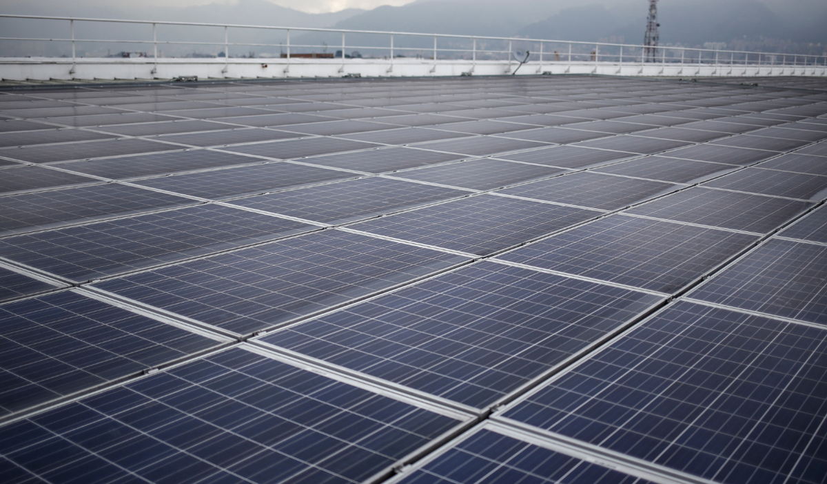 Nelson Castañeda de Campetrol destaca la importancia de la transición energética en Colombia, promoviendo la coexistencia entre hidrocarburos y energías renovables para garantizar la seguridad energética.