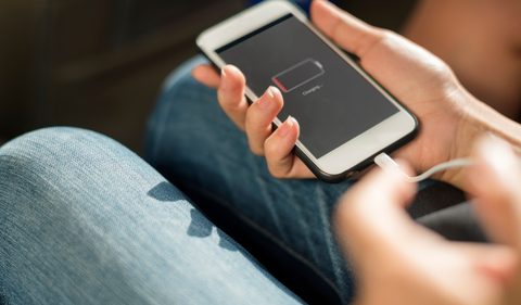 Usar cargadores certificados reduce los riesgos eléctricos al cargar móviles.
