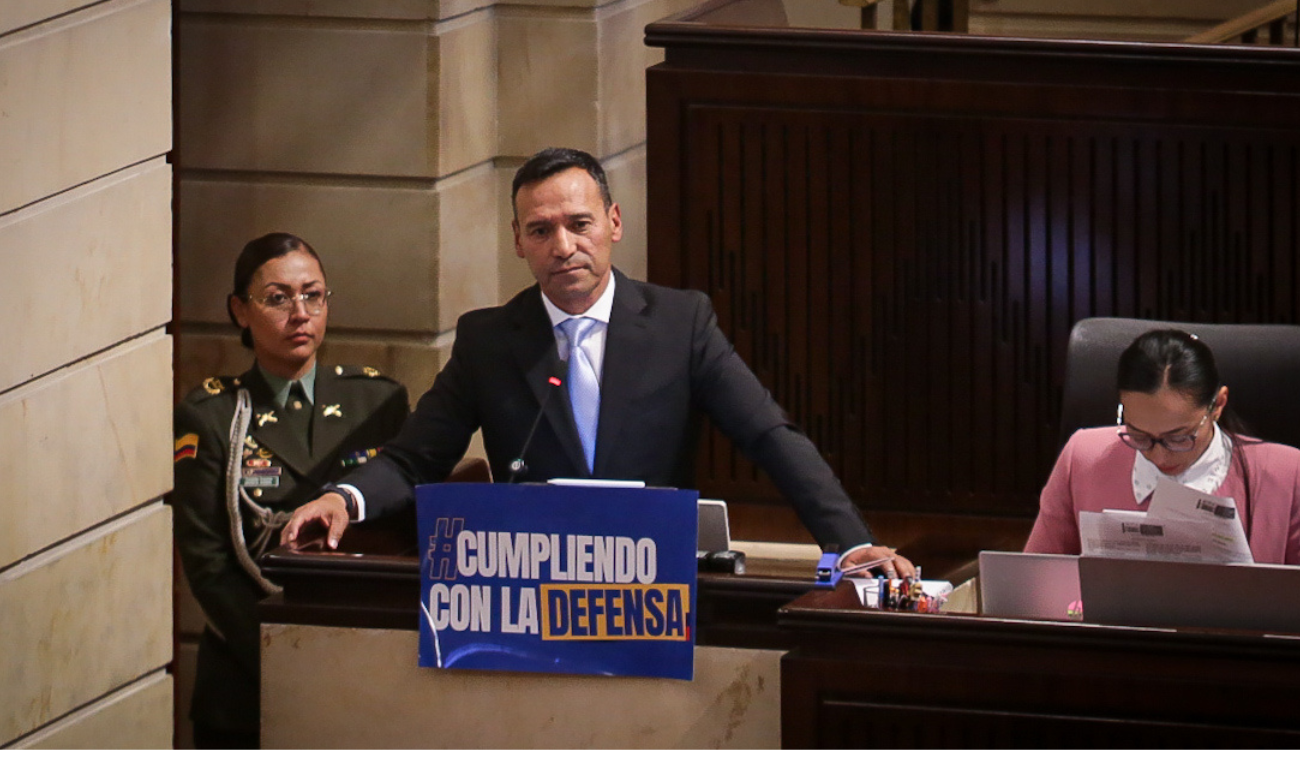 El ministro de Defensa, Pedro Sánchez, ofrece hasta 100 millones de pesos de recompensa por información que identifique a responsables de azonadas en Huila y Meta. Alias Mordisco y alias Calarcá son los principales señalados.