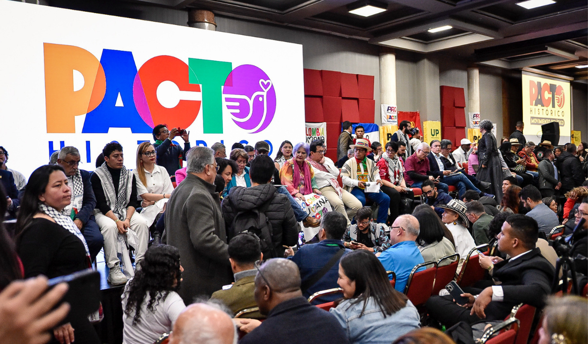 El CNE autoriza fusión del Pacto Histórico, excluyendo a Colombia Humana. Rechazo y protestas por exclusión presidencial.