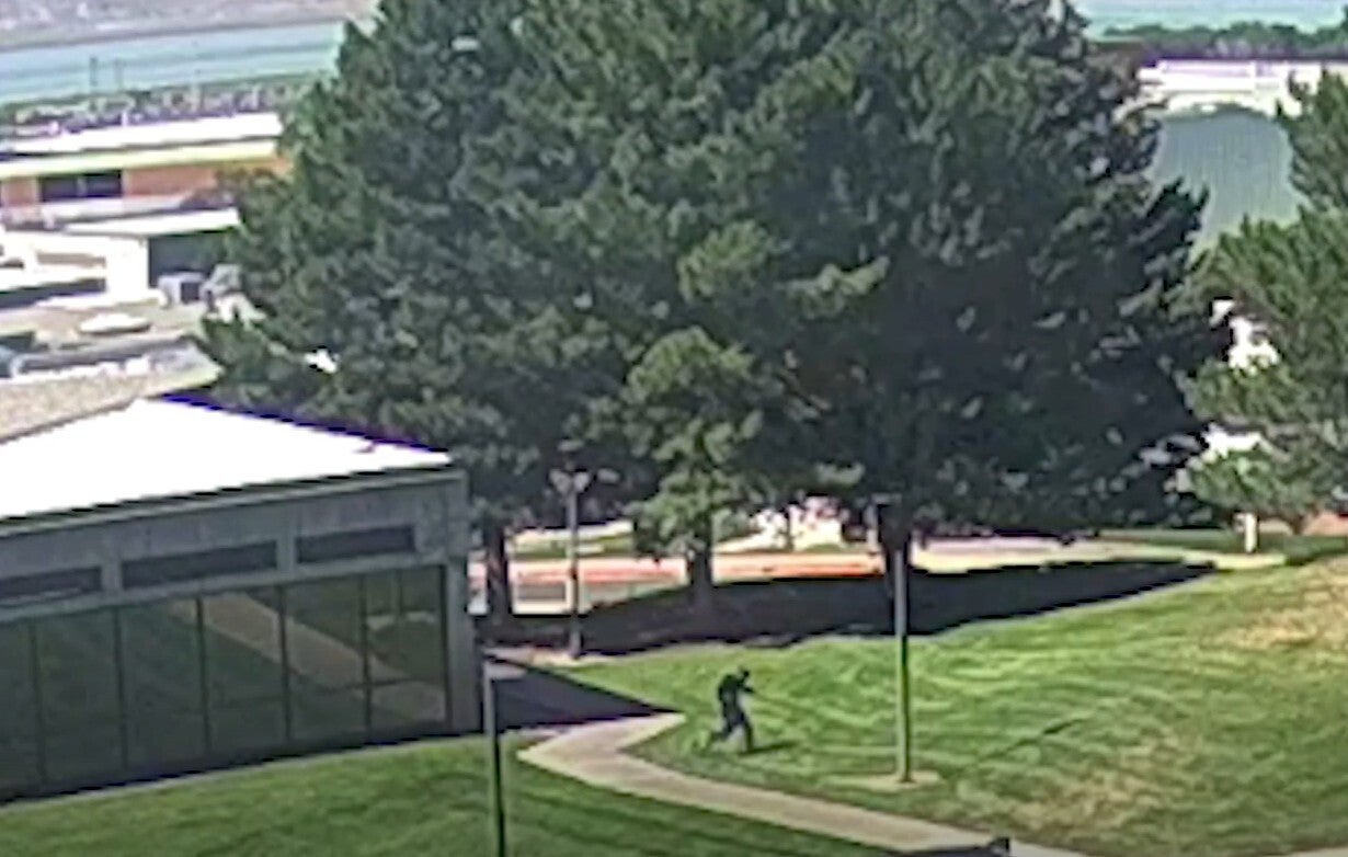 Captura de pantalla de un video en el que se ve a un hombre sospechoso de asesinar al influencer de derecha Charlie Kirk.