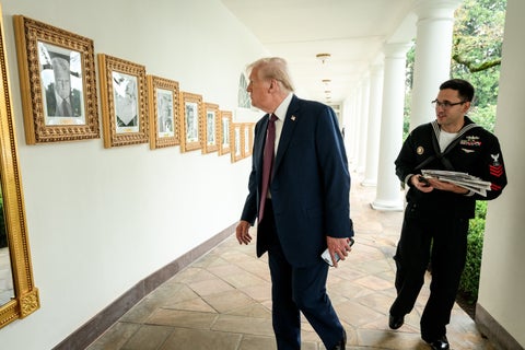 El presidente estadounidense, Donald Trump, observa su retrato en la Casa Blanca.