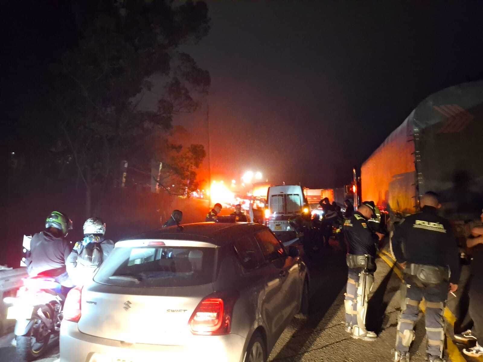 Imagen del alto flujo vehicular en la vía al Llano la noche del 29 de septiembre del 2025