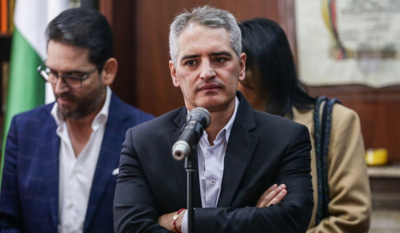 El gobernador de Antioquia, Andrés Julián Rendón, afirmó que el hostigamiento a su helicóptero no puso en riesgo su vida, aunque reconoció la presencia de drones. ¿Cómo enfrentará Antioquia la amenaza de drones y la crisis de seguridad?