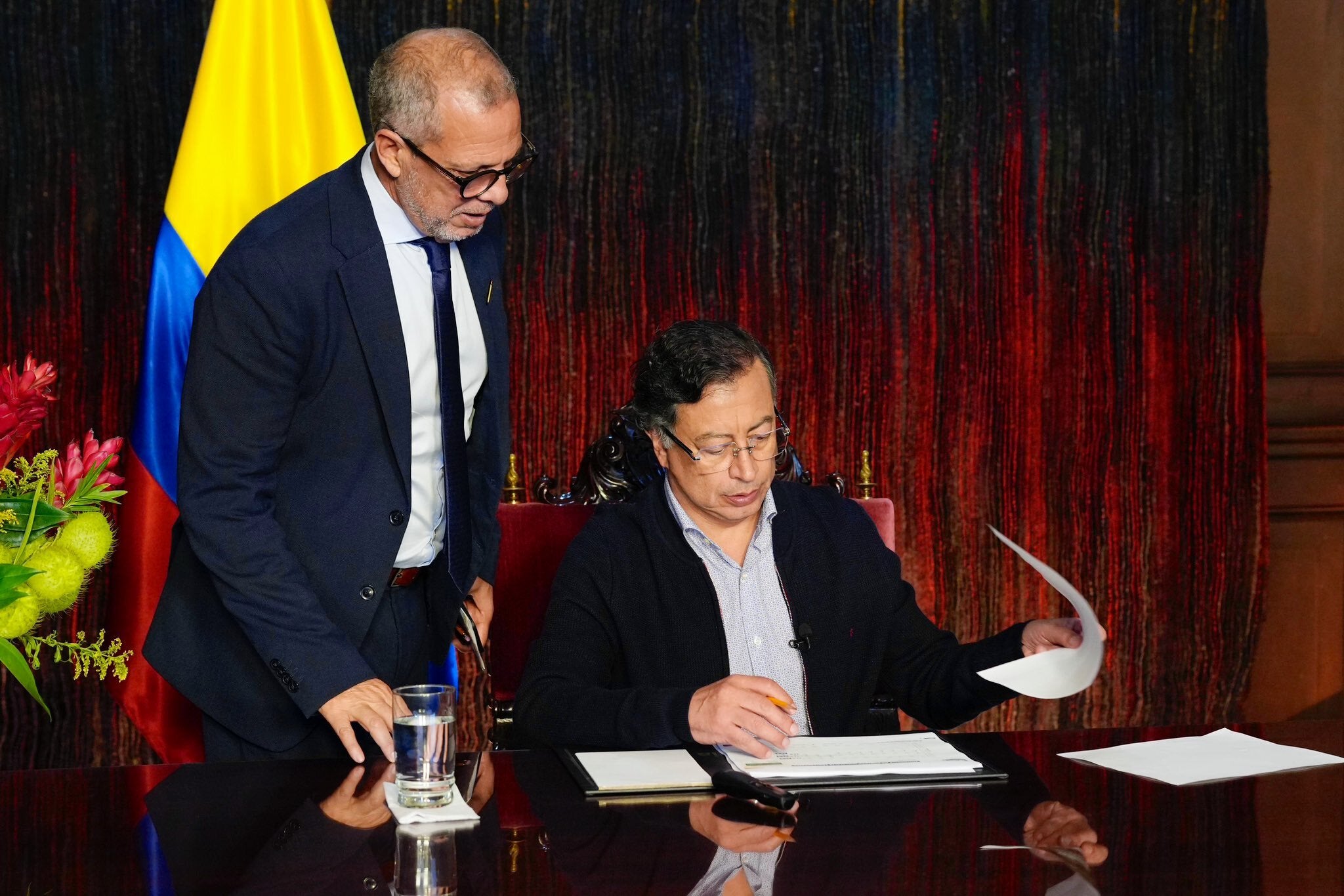 Imagen de archivo de Alfredo Saade junto al presidente Gustavo Petro revisando documentos en Casa de Nariño.