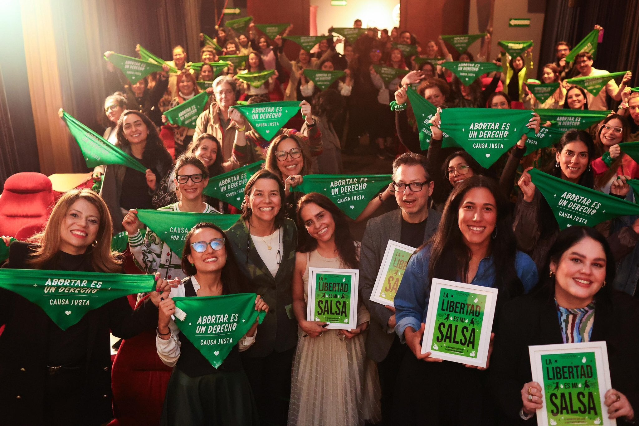Integrantes del movimiento Causa Justa, que logró la despenalización del aborto hasta la semana 24 en Colombia, sosteniendo pañuelos verdes en un evento público.