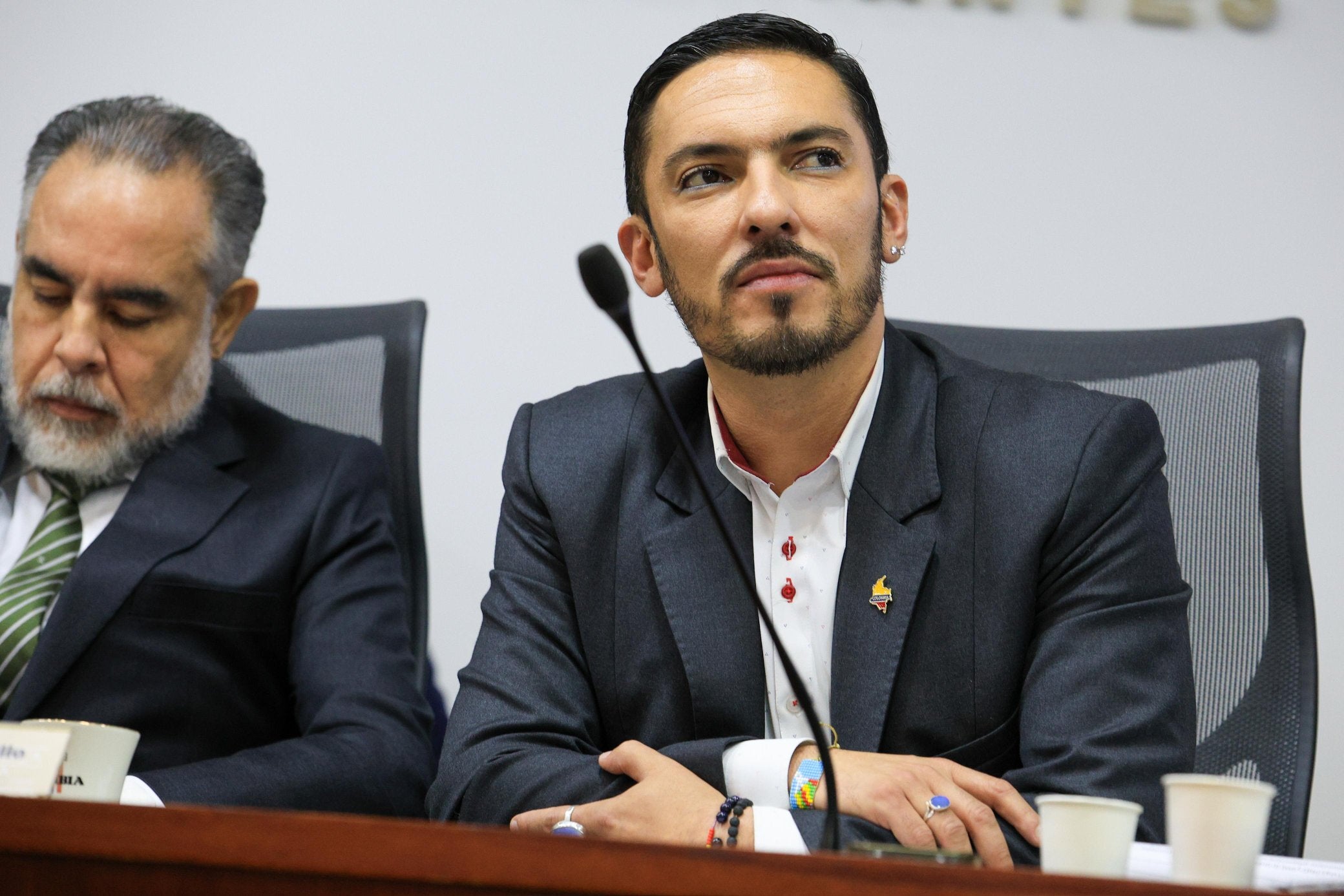 Imagen de archivo del ministro de la Igualdad, Juan Carlos Florián, en primer plano mientras al fondo se ve el ministro del Interior, Armando Benedetti.